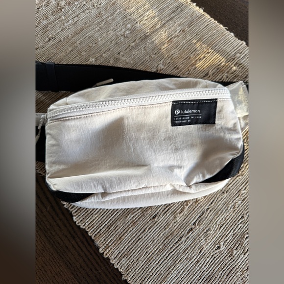NWOT Lululemon Clean Lines Belt Bag 2L White Opal - Picture 5 of 16